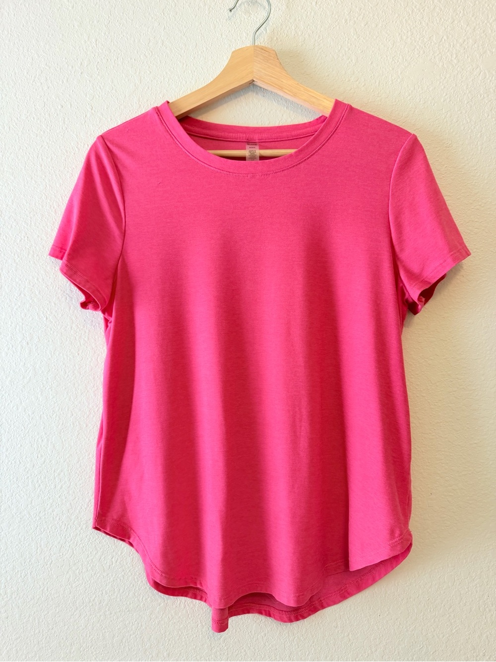 Beyond Yoga Featherweight On The Down Low Tee Vivid Pink Heather M